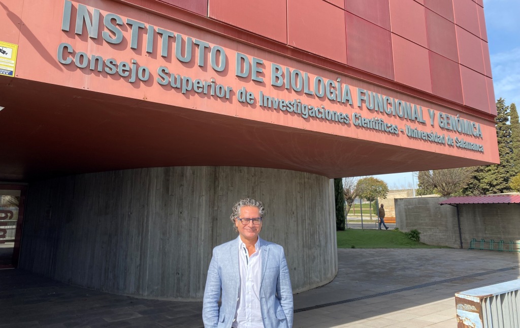 Juan Pedro Bolaños con la fachada del Instituto de Biología Funcional y Genómica de Salamanca, detrás/ PILAR BOLAÑOS ALMEIDA 