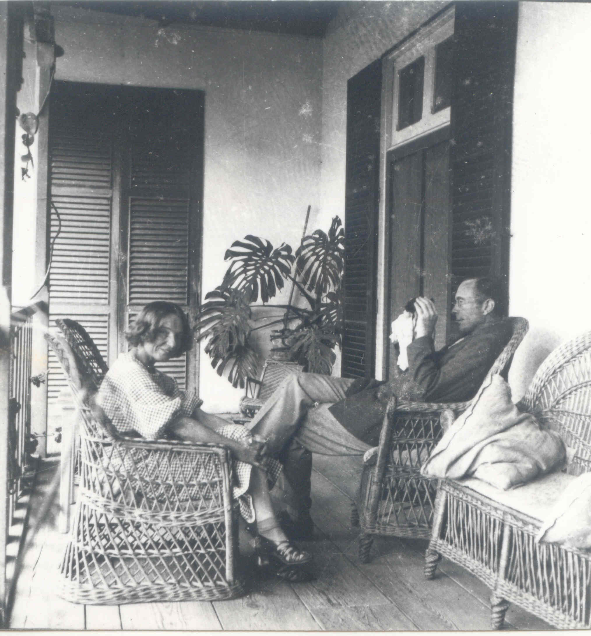Años 30 del pasado siglo XX. David John Leacock y su primera esposa, Jessie, sentados en su casa de Becerril de Guía, lugar en el que recibieron y alojaron después a su amigo Bertrand Russell, premio Nobel de Literatura 1950.