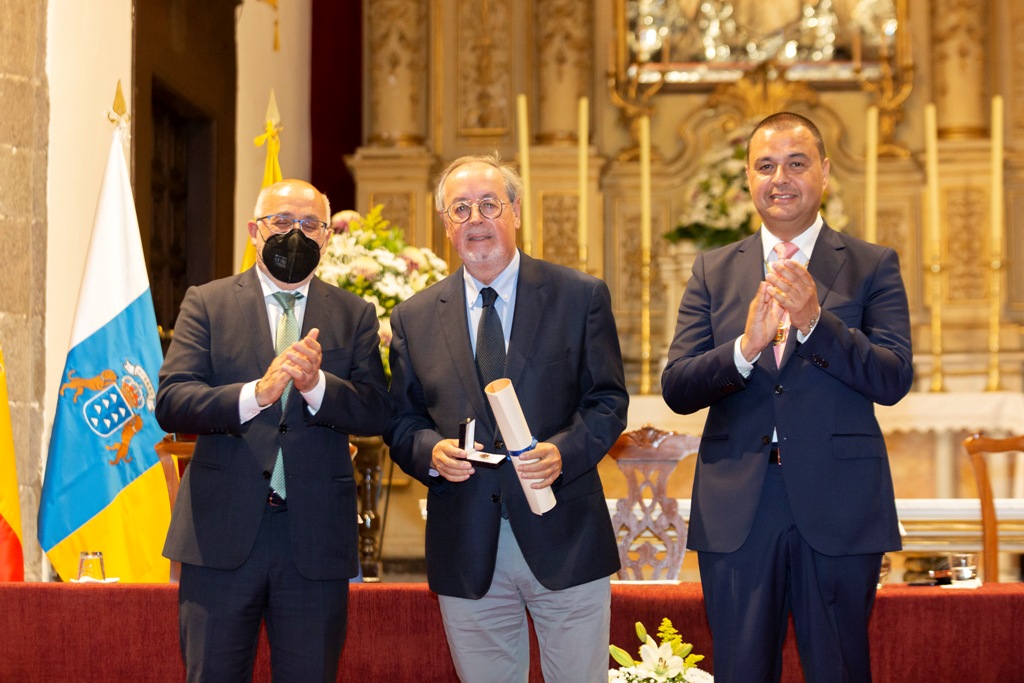 Amado Moreno, en el centro, en el momento de recoger la Medalla de Oro, junto al alcalde, a la derecha, y el presidente del Cabildo
