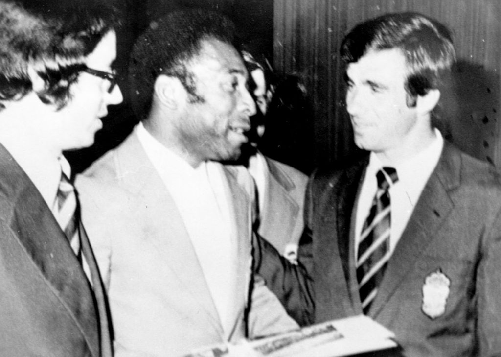 Pelé, en el centro, charla con Tonono, y Amado Moreno de testigo/LP-DLP