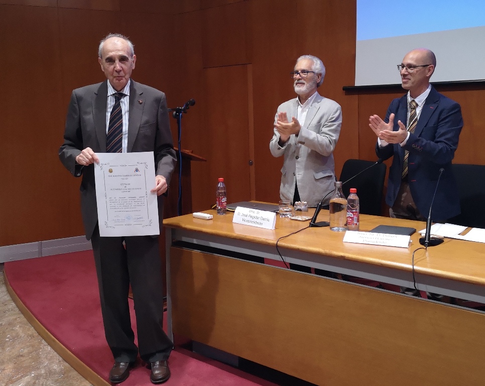 Fernando Hernández Guarch tras su ingreso en la Academia de Ciencias es aplaudido por José Regidor y Daniel Alonso/ JOSÉ M. VEGA

