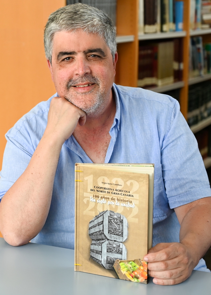 Sergio Aguiar con un ejemplar de su libro dedicado al centenario/ MÓNICA RODRÍGUEZ MEDINA