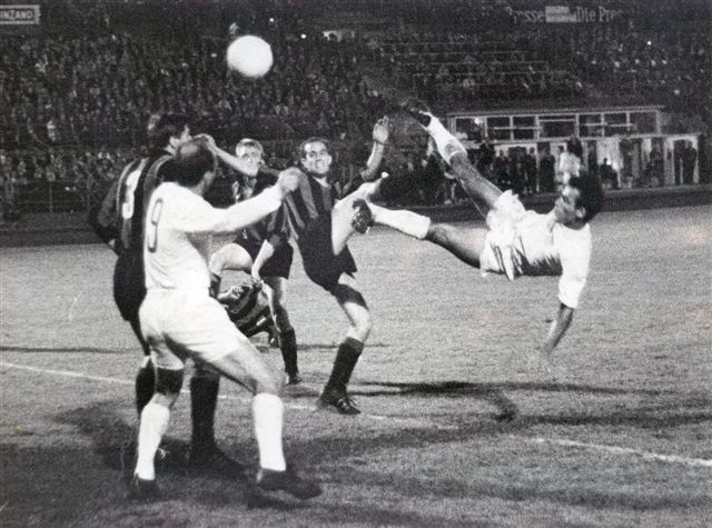 Tijereta de Felo anticipándose a Luis Suárez  para lograr el único gol del Real Madrid en la final europea de 1964 frente al Inter en Viena. De espalda, Di Stéfano con el dorsal 9, marcado por Facchetti, y un poco alejado, Corso./LP-DLP