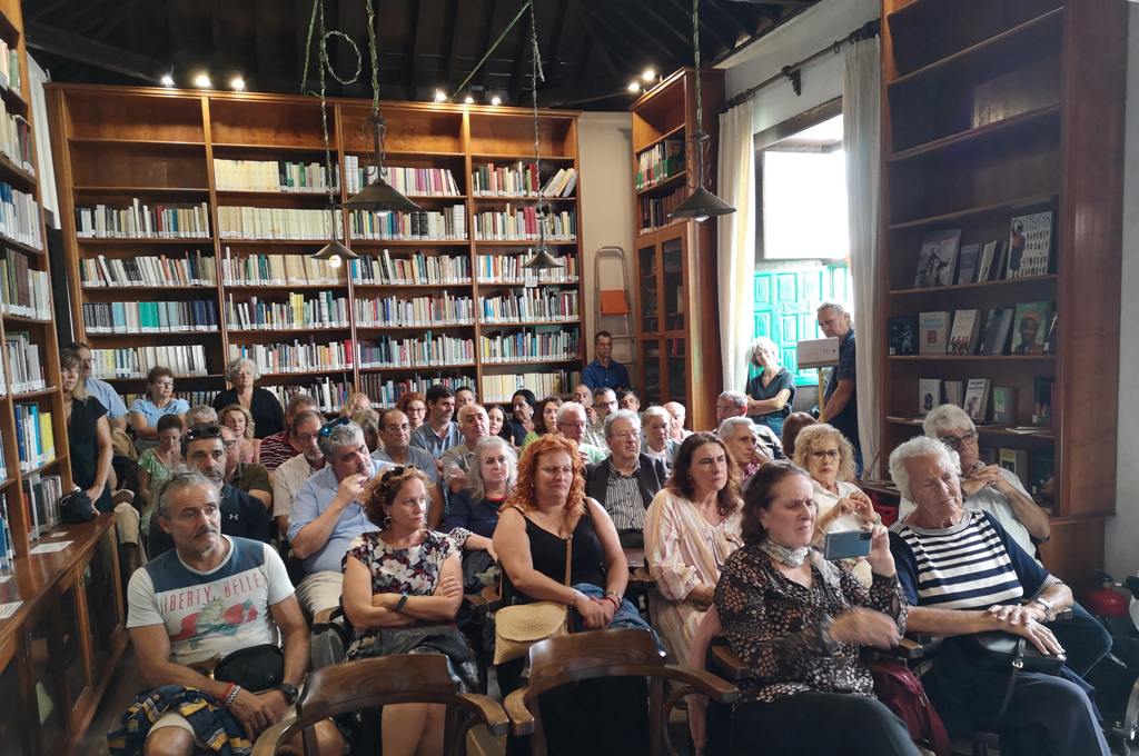 Aspecto de la biblioteca municipal de Teguise abarrotada de público durante la presentación de la obra del autor lanzaroteño
