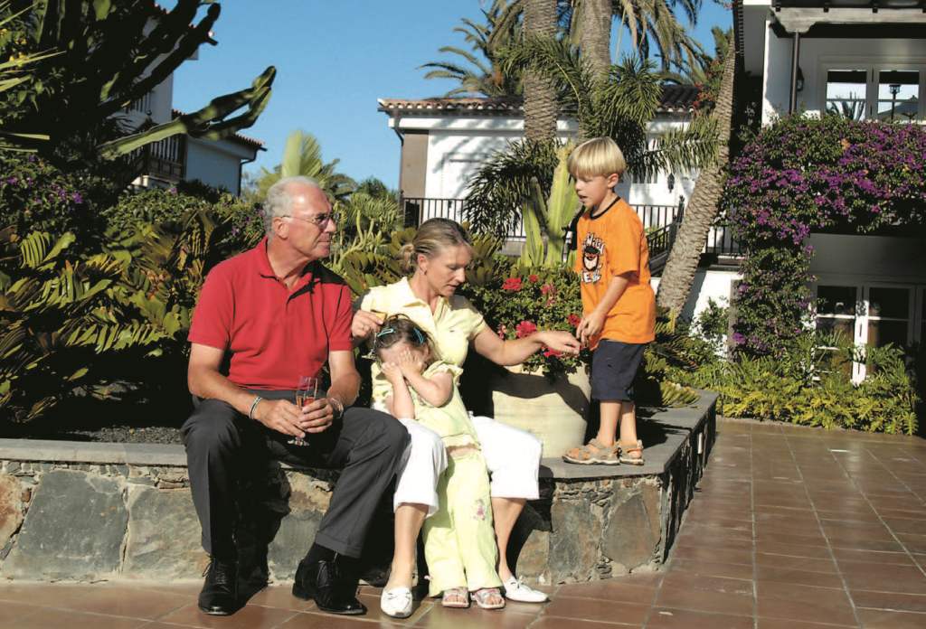 El futbolista alemán, con su esposa y sus dos hijos en los jardines del hotel grancanario / JOSE CARLOS GUERRA