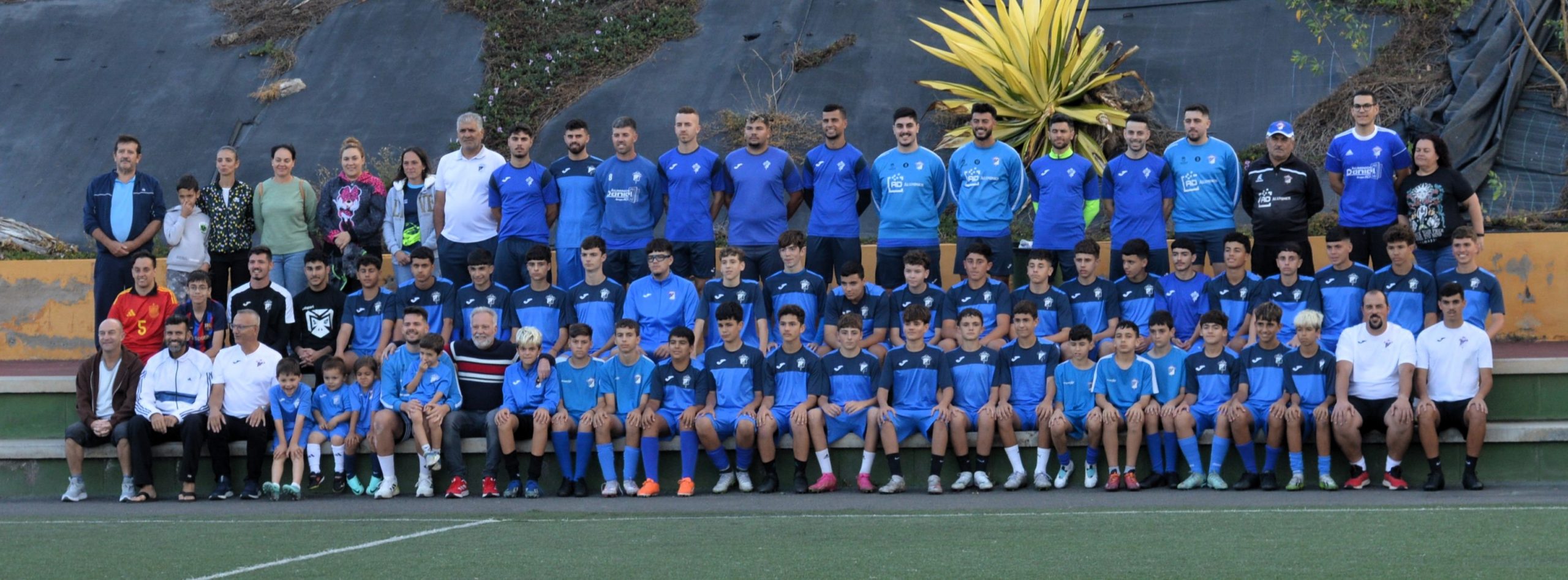 Futbolistas del CD San Isidro de la temporada 2023-2024, junto a técnicos y algunos dirigentes/LP-DLP