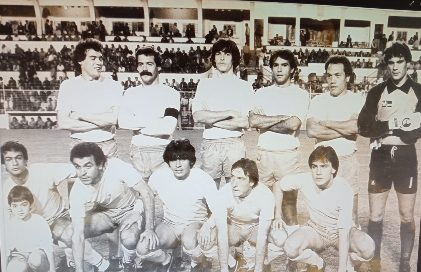 Sigfrido, canterano del San Isidro, en el centro y de pie, entre Roque, capitán amarillo, y Farías, con la UD Las Palmas en el Estadio Insular/LP-DLP