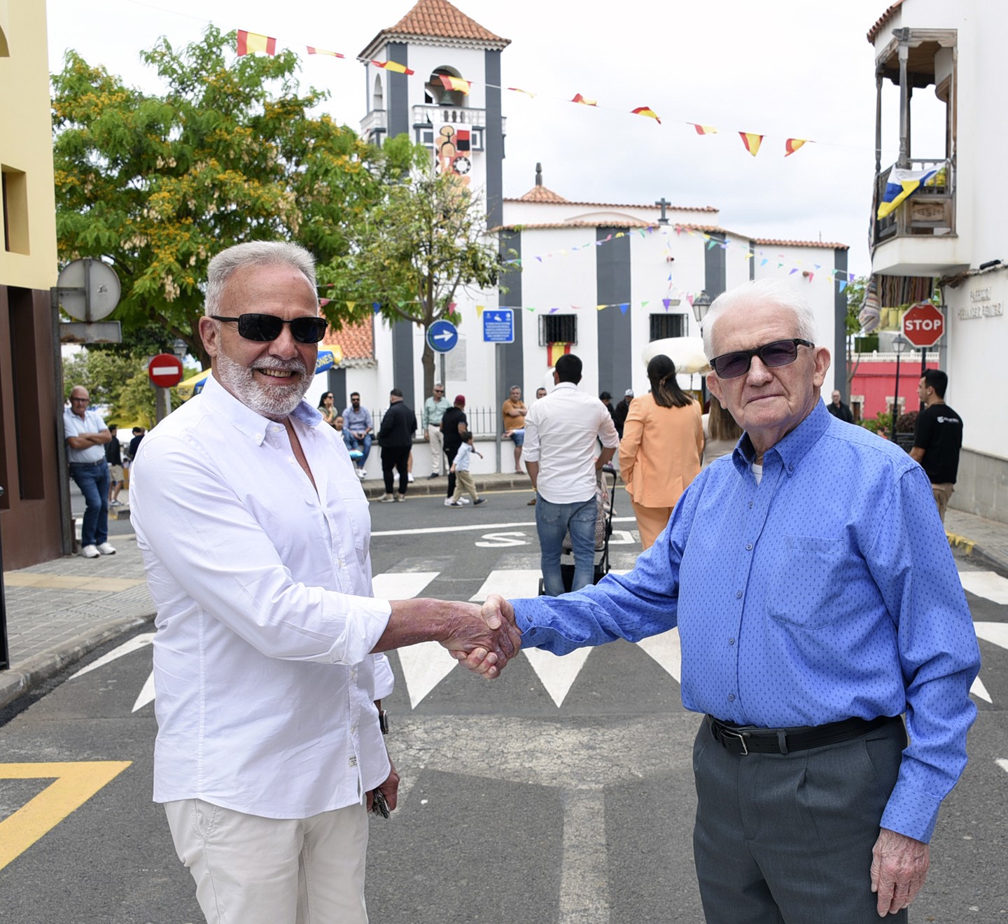 José Antonio Vega y Venancio Monzón se saludan en el barrio galdense de San Isidro/PACO LUIS MATEOS
