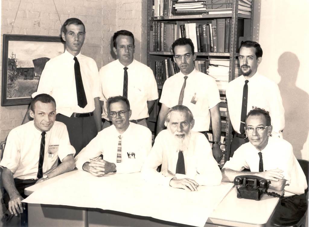 Año 1968. Roberto Moreno, segundo por la derecha de pie, con otros científicos del MIT estadounidense (Año 1968. Roberto Moreno, segundo por la derecha de pie, con otros científicos del MIT estadounidense )
