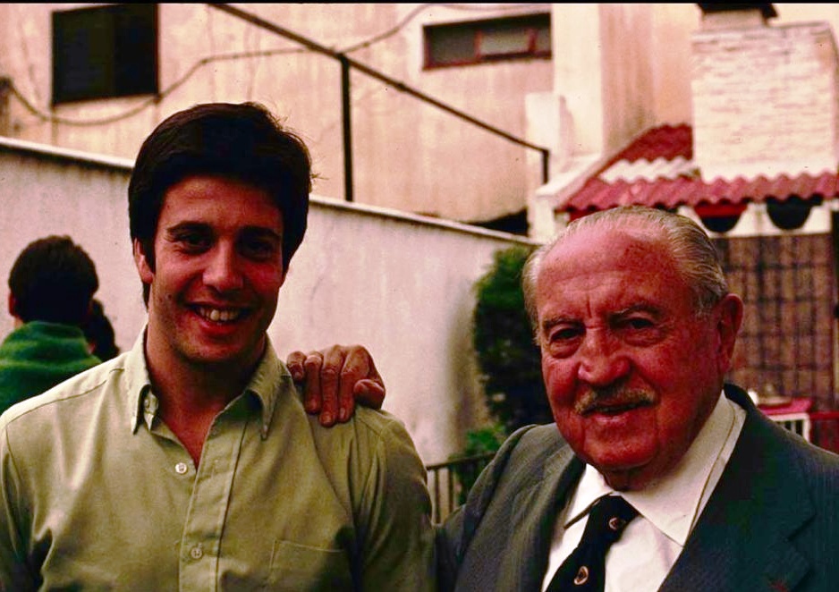 1976. Nueve años después de su ingreso en el Real Madrid, Carmelo Cabrera posa junto a Santiago Bernabéu en Buenos Aires, con motivo de la disputa de la Copa Intercontinental/LP-DLP
